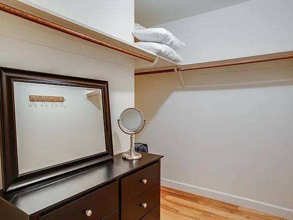 Spacious Furnished Primary Suite In Prime Menlo Park Location photo 4