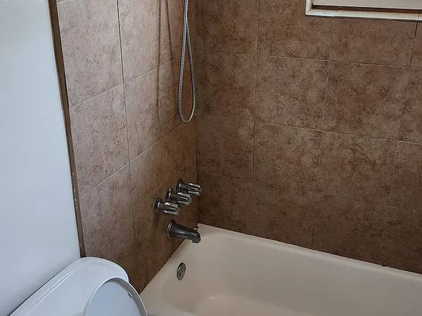 0146 - Clifton Ave 389 photo 2