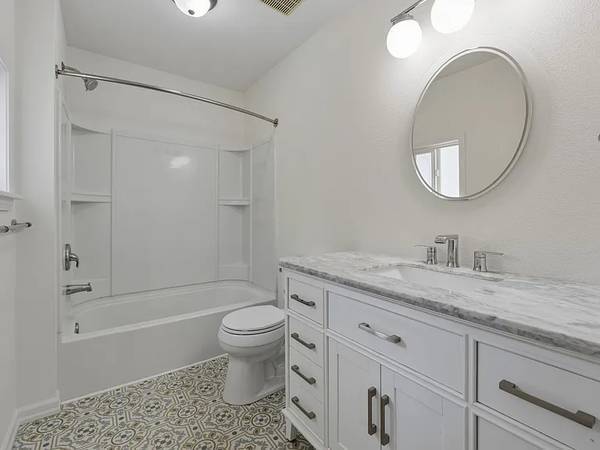 1BR/1BA Apartment · Olympia photo 4