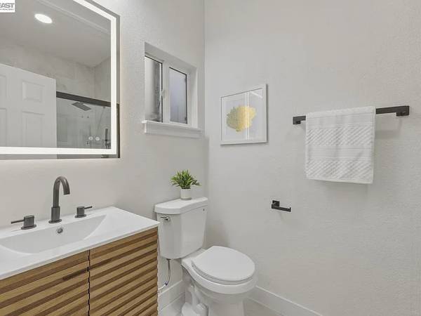 1BR/1BA Apartment · Oakland photo 4