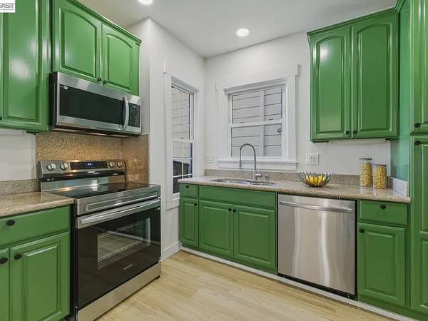 1BR/1BA Apartment · Oakland photo 2