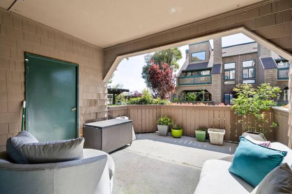 Stylish Redwood Shores Home with Vaulted Ceilings  Private Yard photo 2