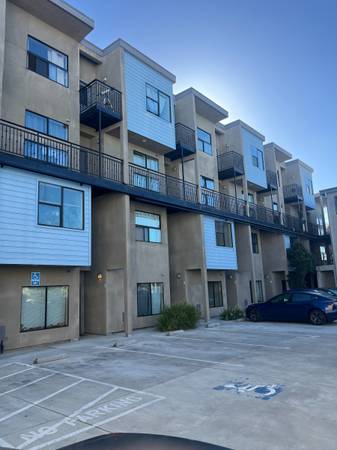 4BR/4BA Apartment · Emeryville photo 2