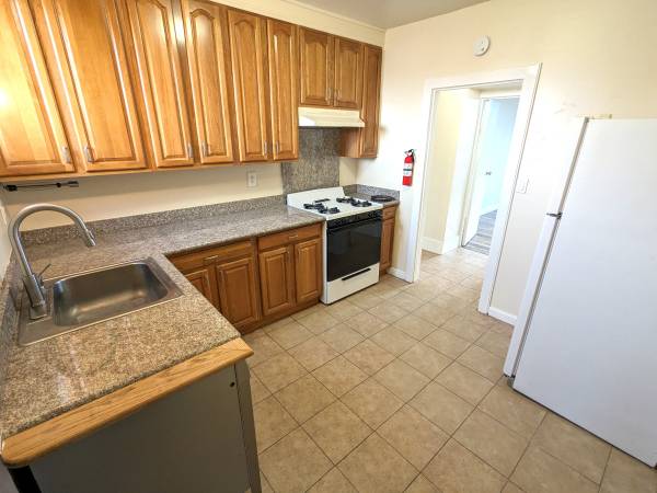 2BR/1BA Apartment · Oakland photo 5