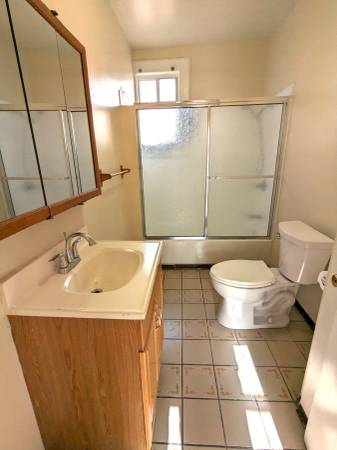 2BR/1BA Apartment · Oakland photo 2