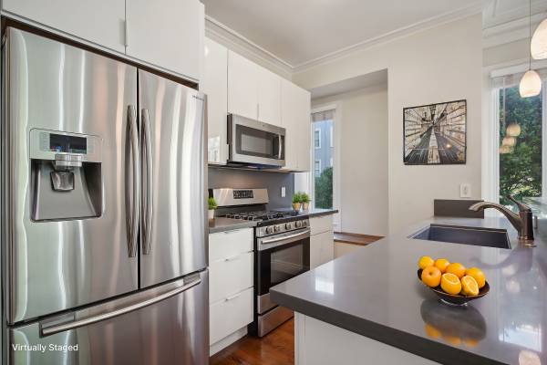 2677 Larkin photo 2