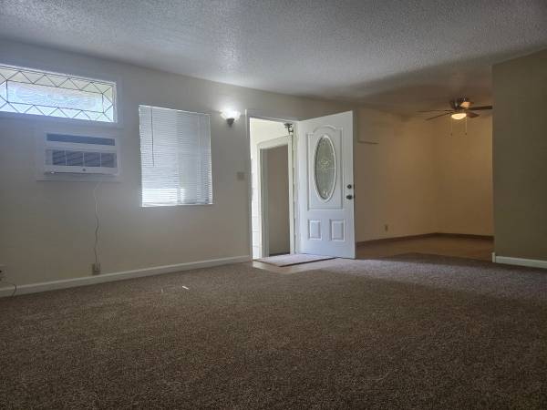 2BR/1BA Apartment · Martinez photo 2