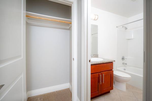 2BR/1BA Apartment on J St Near Alhambra Ave · Martinez photo 3