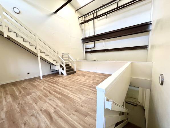 0BR/1BA Loft on Ford Street Near Studio 18 · Oakland photo 4