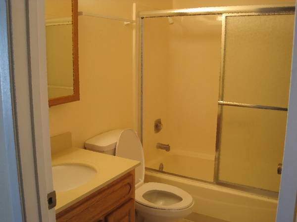 2BR/1BA Apartment · Pittsburg photo 3