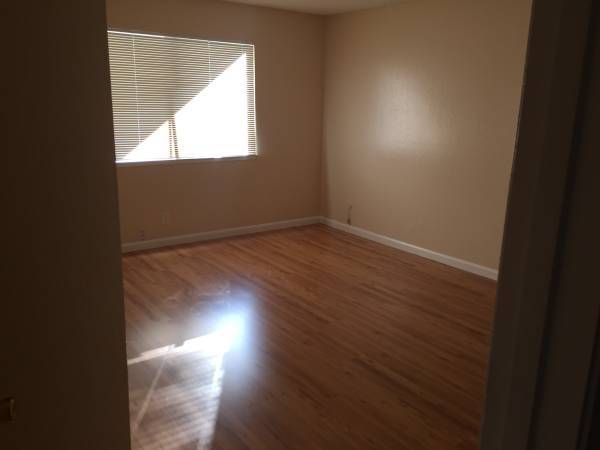 2BR/1BA Apartment · Pittsburg photo 5