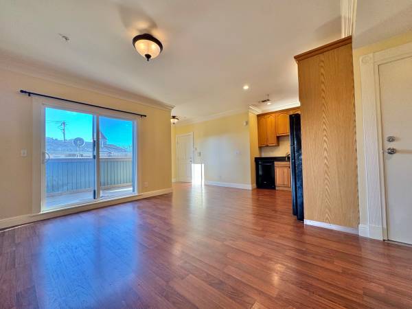 2BR/1BA Apartment · Oakland photo 4