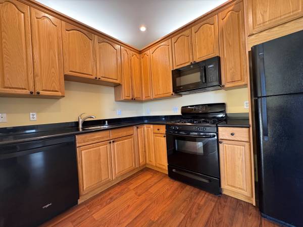2BR/1BA Apartment · Oakland photo 3