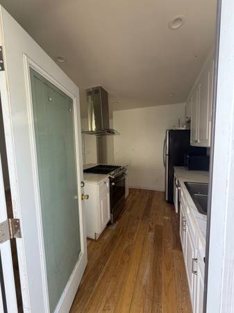 2BR/1BA Apartment · Oakland photo 4