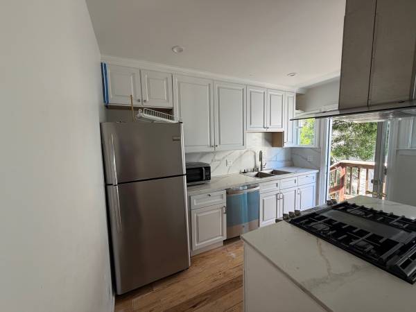 2BR/1BA Apartment · Oakland photo 5