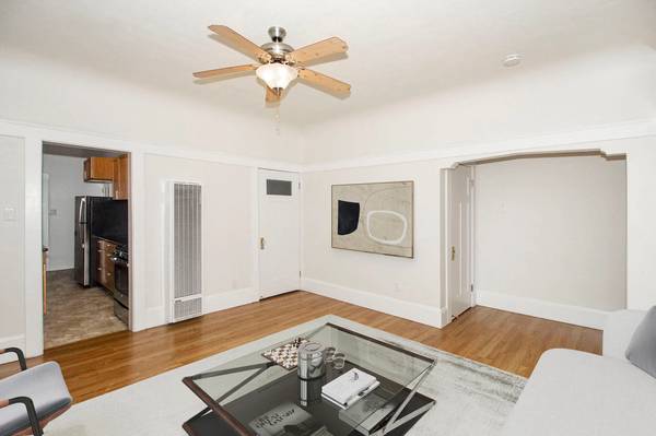 2BR/1BA Apartment on Foothill · Oakland photo 2