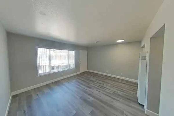Apartments on E. Poplar Ave · San Mateo photo 3
