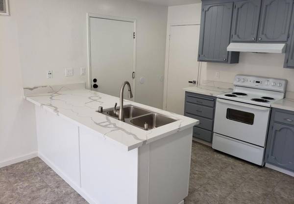 3BR/3BA Duplex · Fremont photo 4