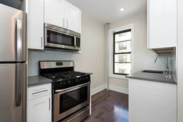 926 Woodside photo 4