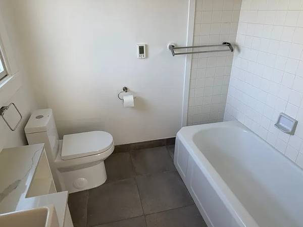 2BR/2BA Single Family House on Miles Ave Unit 5341.5 · Oakland photo 5