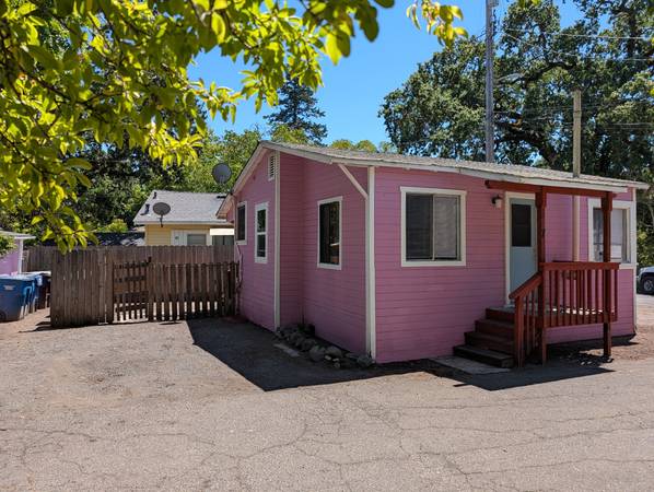 Houses on River Road · Boyes Hot Springs