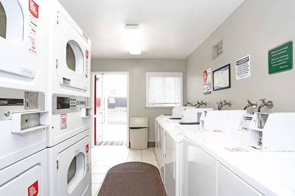 2BR/1BA Apartment · Brentwood photo 5