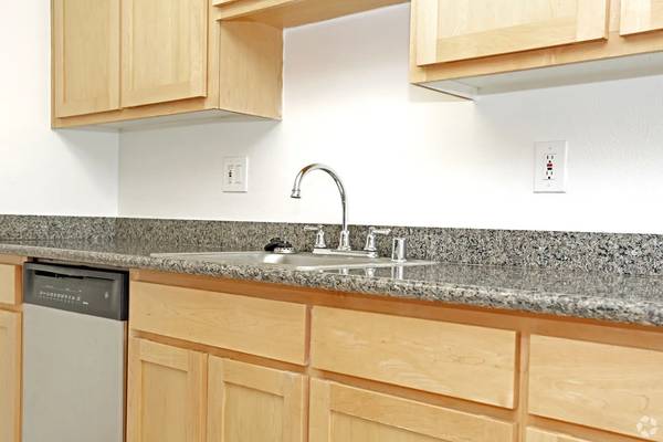 2BR/1BA Apartment · Brentwood photo 3