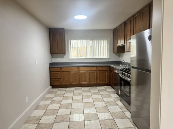 2BR/1BA Apartment · Oakland photo 2