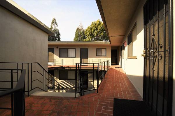 1BR/1BA Apartment on Palm Ave. · Oakland photo 2