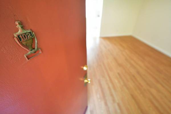 434 E 17th St. photo 3