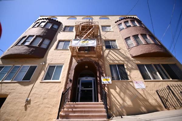 479 Merritt Ave photo 2