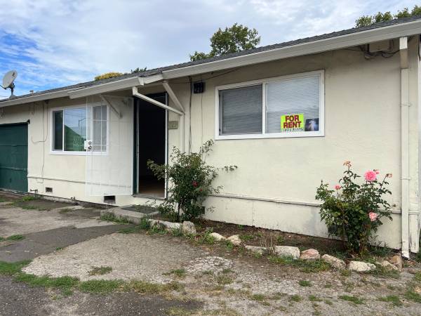 2BR/1BA Single Family House · Santa Rosa photo 2