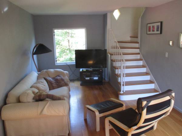 2BR/1BA Duplex · Oakland photo 2