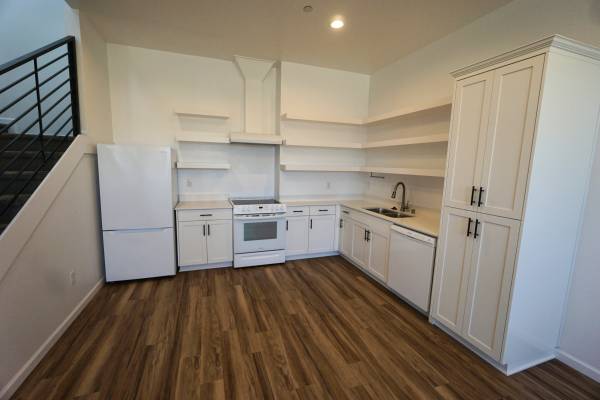 2BR/2BA Single Family House on Ashwood Ln · Patterson photo 2