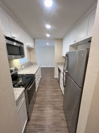 2BR/2BA Apartment on Hayward Avenue · San Mateo photo 3