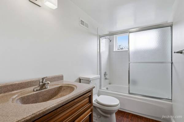 1345 Eastman Ln photo 3