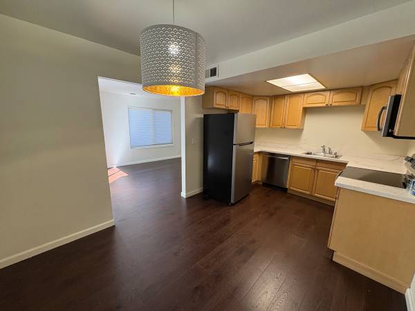 2BR/2BA Apartment · Walnut Creek photo 2