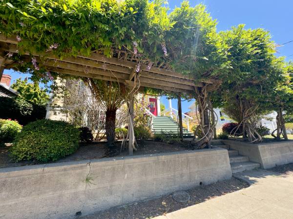 0BR/1BA Loft on Stuart Street · Berkeley photo 4