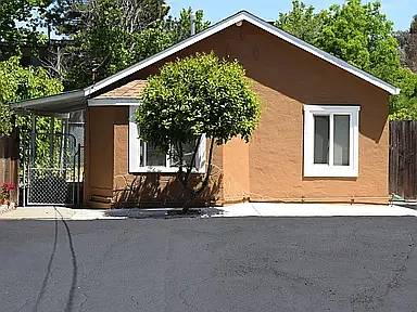 Houses on West Hookston Road · Pleasant Hill