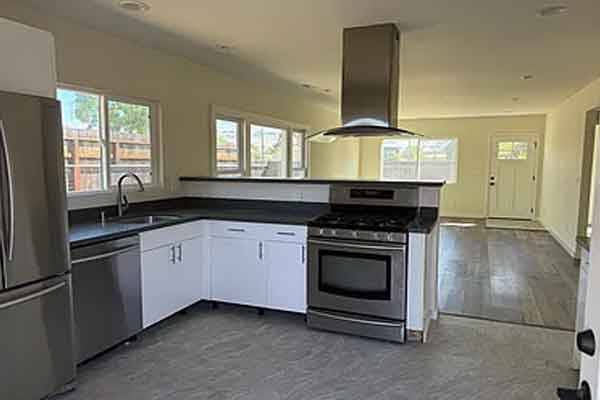 2BR/1BA Single Family House on Columbet Ave · San Martin photo 5