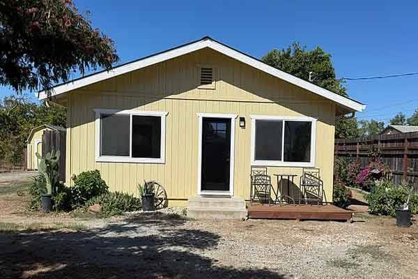 2BR/1BA Single Family House on Columbet Ave · San Martin photo 2