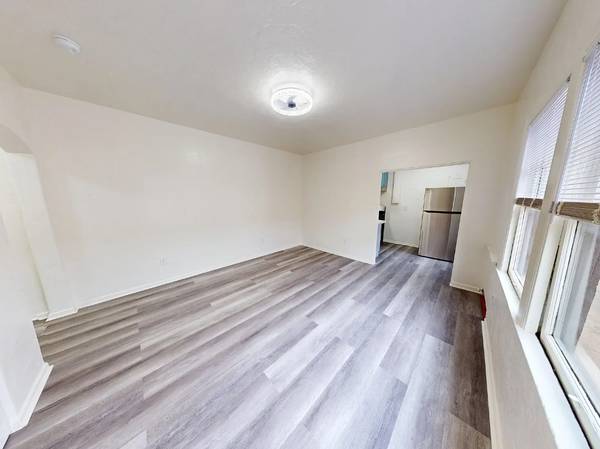 Apartments on W Macarthur Blvd · Oakland photo 2