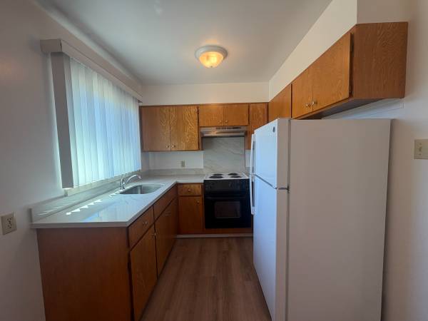 2BR/1BA Apartment on Commercial Ave · South San Francisco photo 3