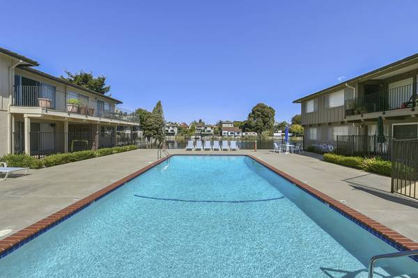 2BR/1BA Apartment on Willow St · Alameda