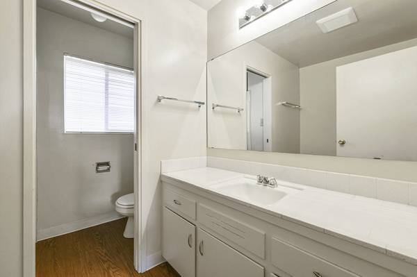 2BR/1BA Apartment on Willow St · Alameda photo 2