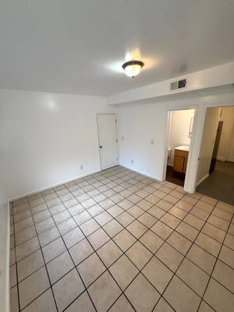 0BR/1BA Apartment · Oakland photo 4