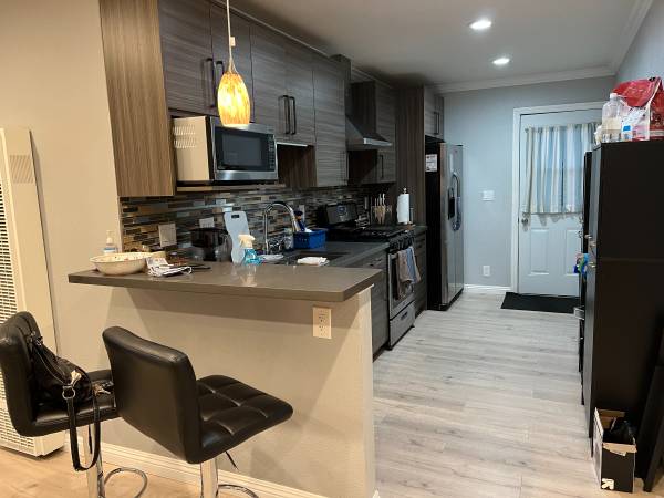 2BR/2BA Apartment · Oakland photo 3