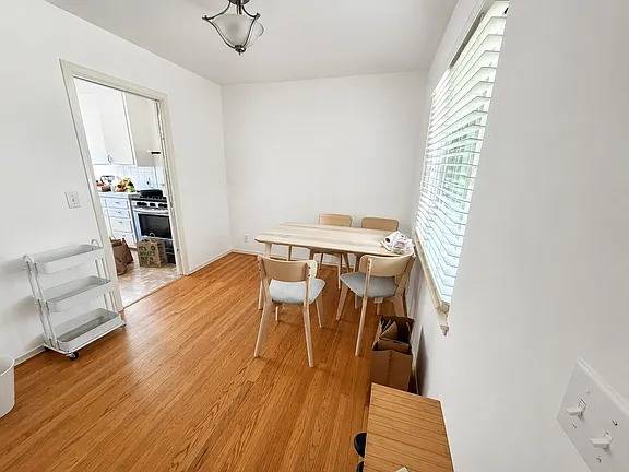 Apartments on Alameda De Las Pulgas · Menlo Park photo 3