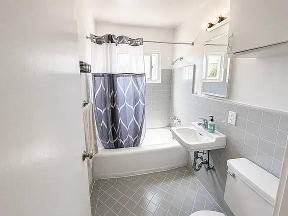 Apartments on Alameda De Las Pulgas · Menlo Park photo 5