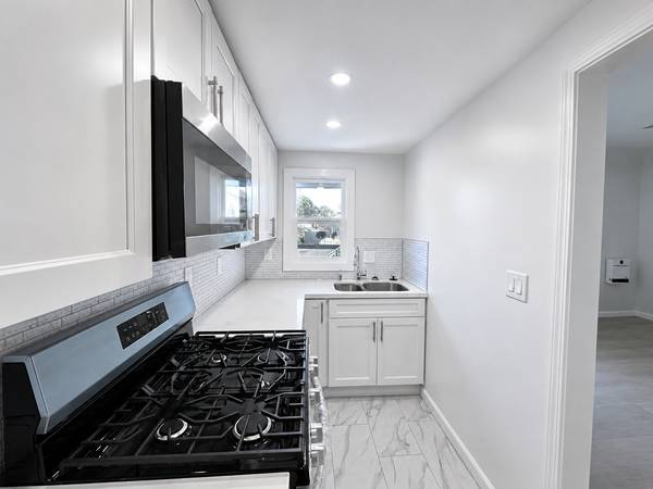 3BR/1BA Apartment on Mlk Jr Way · Oakland photo 2